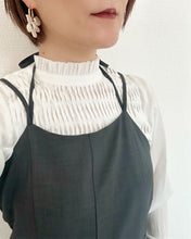 画像をギャラリービューアに読み込む, PIN TACK FRILL NECK BLOUSE