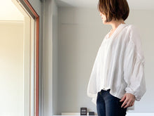 画像をギャラリービューアに読み込む, SHEER SHIRRING BLOUSE