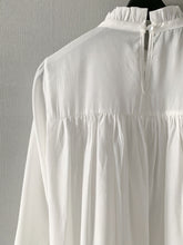 画像をギャラリービューアに読み込む, PIN TACK FRILL NECK BLOUSE