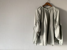 画像をギャラリービューアに読み込む, SHEER SHIRRING BLOUSE