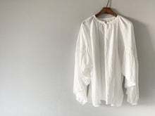 画像をギャラリービューアに読み込む, SHEER SHIRRING BLOUSE