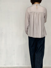 画像をギャラリービューアに読み込む, PIN TACK FRILL NECK BLOUSE