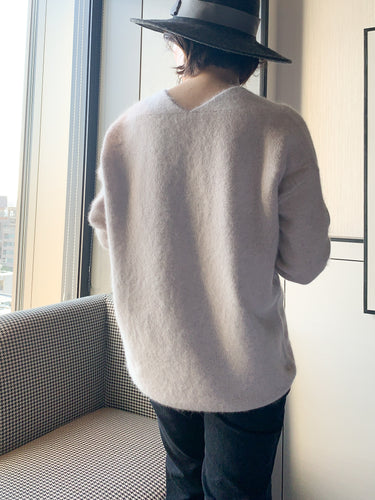 GARMENT DYED RACCOON V NECK KNIT